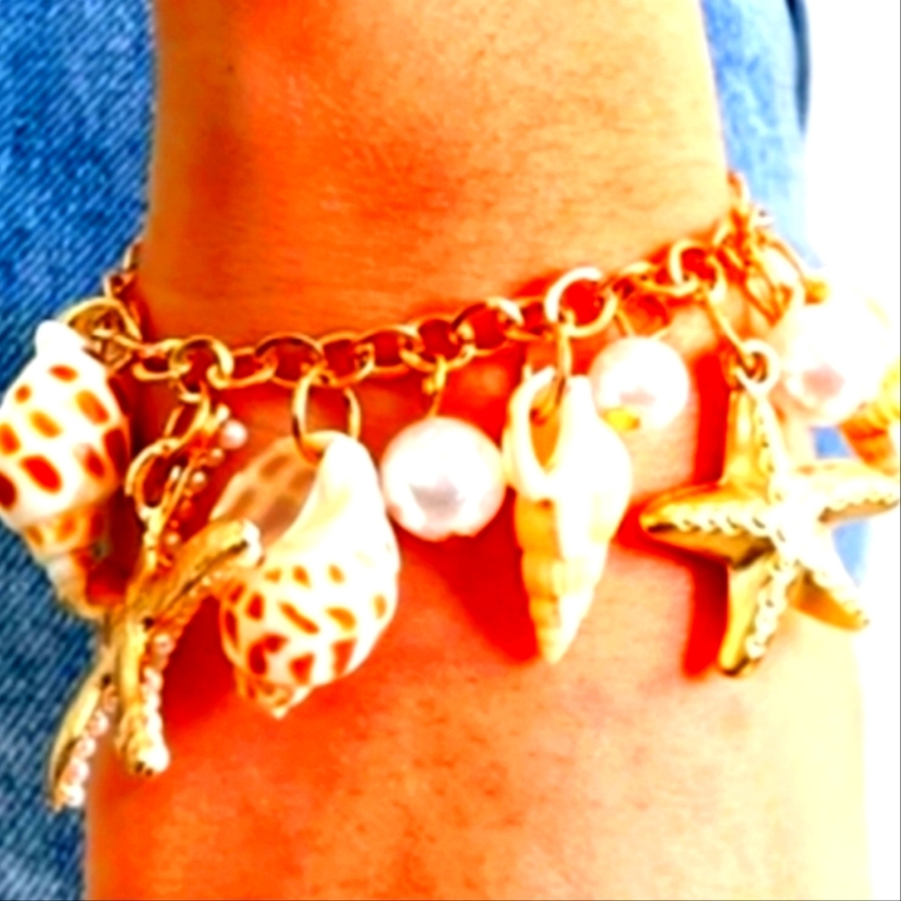 JEWLERY BRACELET GOLD PLATE SEA SCAPE,SHELLS, STARFISH & PEARL DANGLE